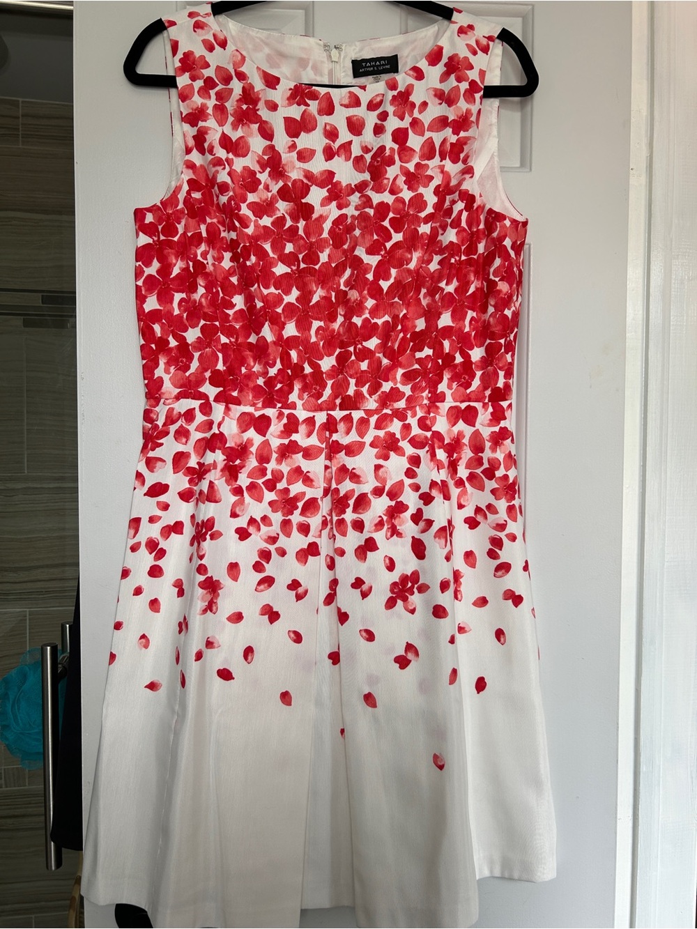TAHARI - White & Red Floral Petal Print Sleeveless Dress size 10